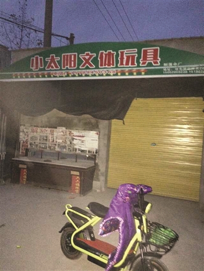 事发地商店（右）已关门。