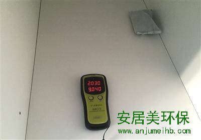 11月18日，蒲黄榆路附近某小区自如房的衣柜，空气质量检测仪显示甲醛浓度为2.030毫克/立方米，超标近20倍。