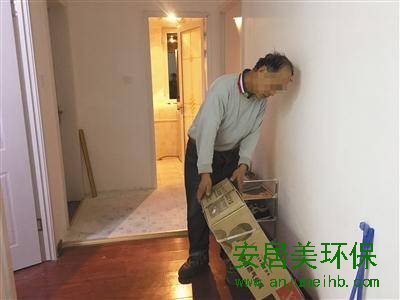 12月7日，通州区永顺镇新建村二期小区，一名装修工人正准备去装燃气灶。该套房子的三个房间已经有租户入住。