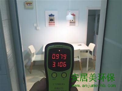 11月18日，方庄芳古园1区某室，女中介带领记者在看房，站在客厅，记者手里的空气质量检测仪上显示的甲醛指数是0.979，根据《室内空气质量标准》(GB/T18883－2002)规定，室内甲醛标准为0.1mg/m3(1小时均值)，数值为0.1-0.3是超标，超过0.3即为严重超标。近日，新京报记者探访了多间自如出租房发现，部分房屋疑甲醛超标，且都存在刚装修完不久就出租的情况。 新京报记者 大路 摄