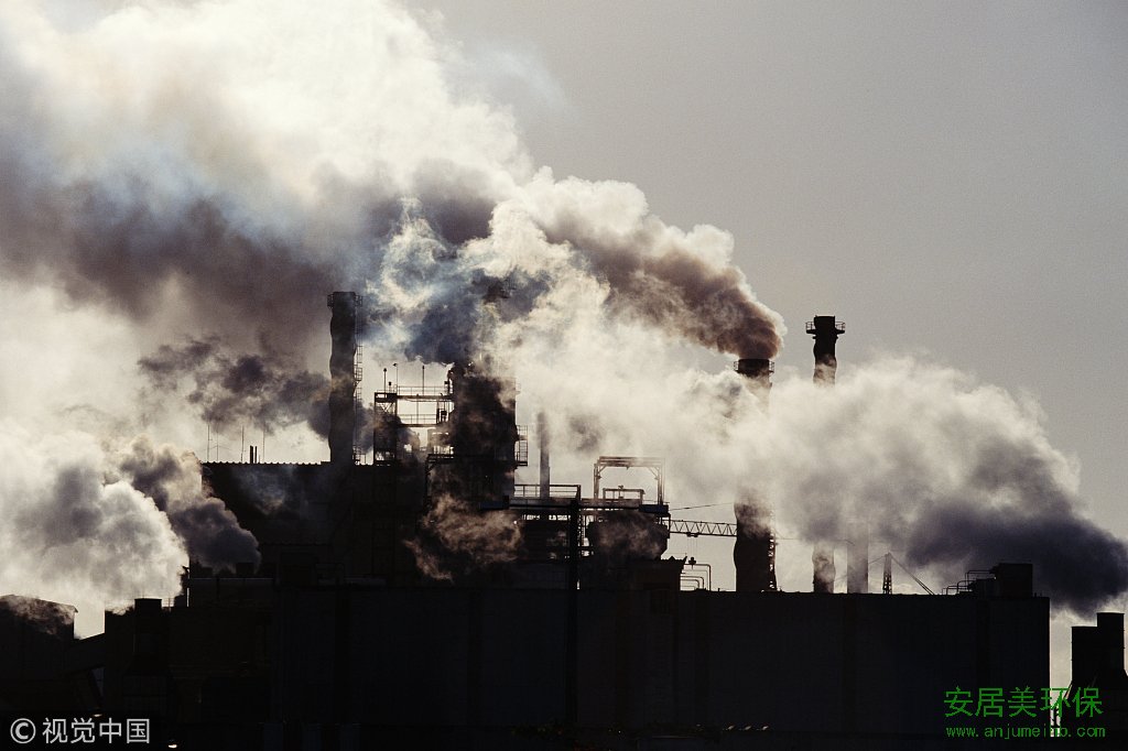 资料图：化工厂在排放烟雾。图自视觉中国